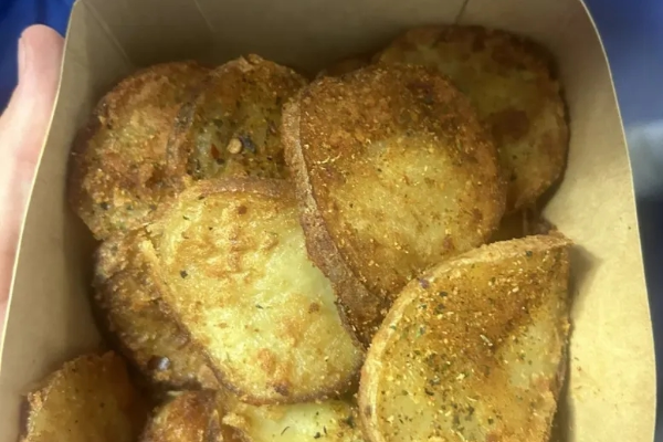 切尔西主场7.5英镑土豆片引球迷吐槽：贵得离谱